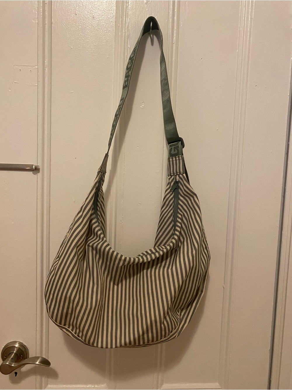 BAGGU Large Nylon Crescent Bag - Picture 5 of 9
